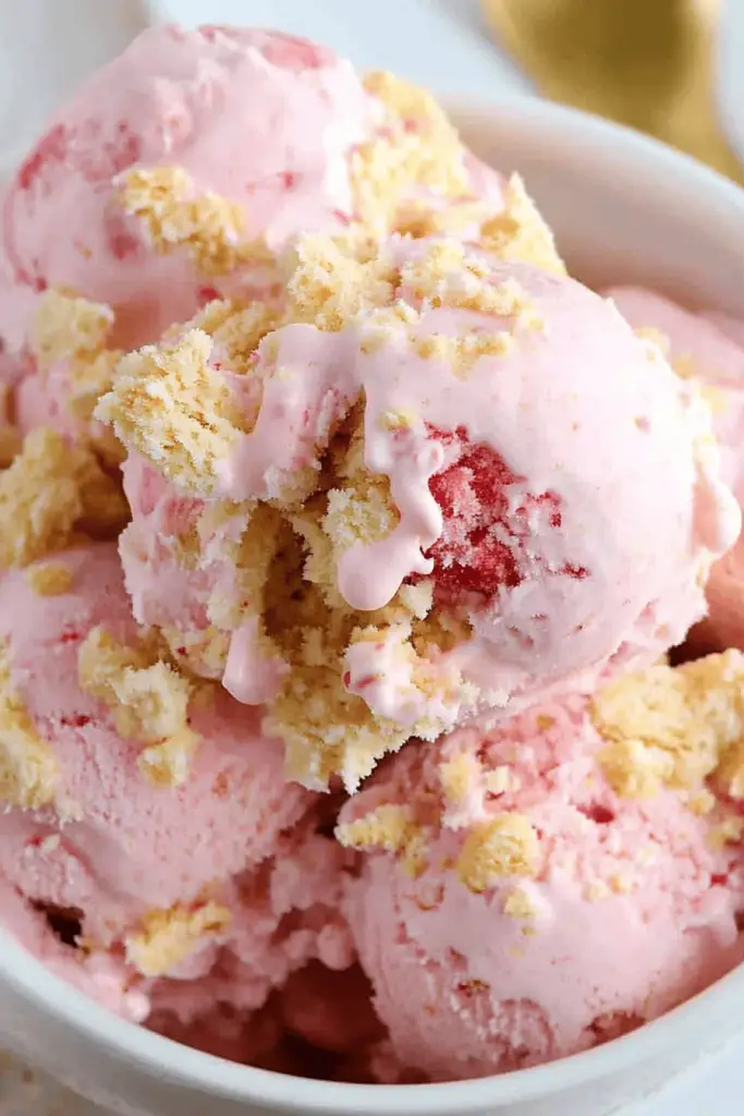 Strawberry shortcake ice cream